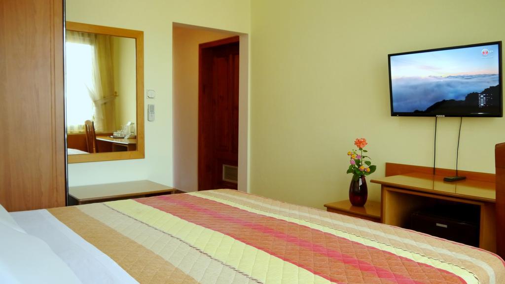 Kruja Hotel Tiranë Ngoại thất bức ảnh
