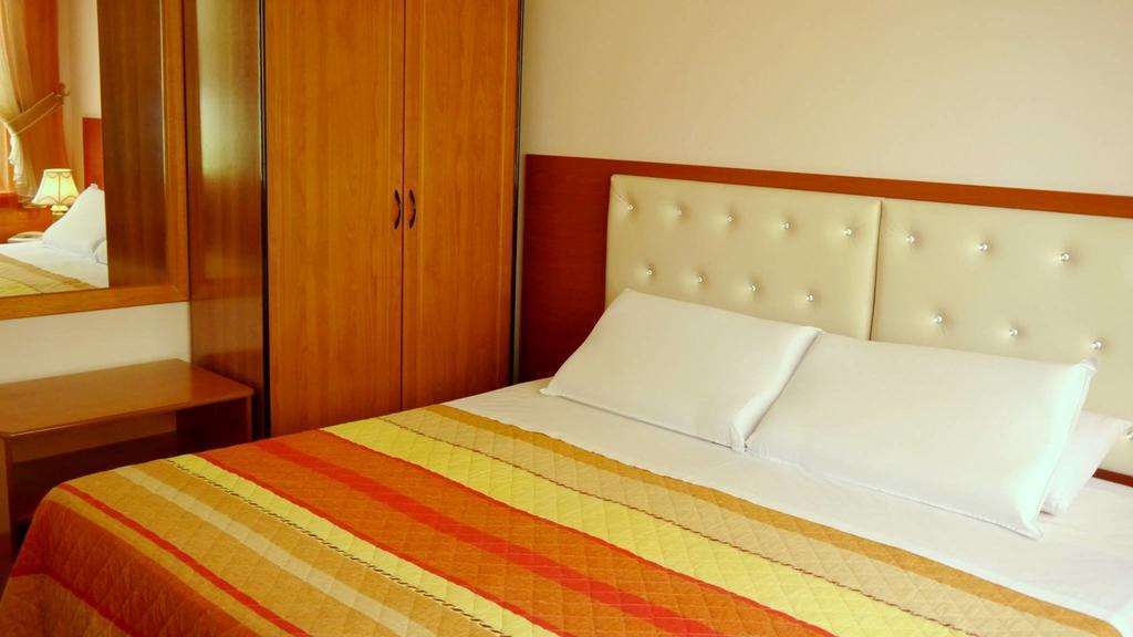 Kruja Hotel Tiranë Phòng bức ảnh